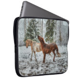 Zwei Ranchpferde, die im Foto Schneekind spielen 3 Laptopschutzhülle (Vorne Rechts)