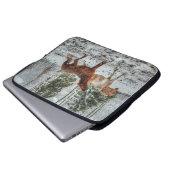 Zwei Ranchpferde, die im Foto Schneekind spielen 3 Laptopschutzhülle (Vorne Knopf)