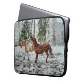 Zwei Ranchpferde, die im Foto Schneekind spielen 3 Laptopschutzhülle (Vorderseite Links)