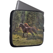 Zwei Ranchpferde, die im Wald laufen Laptopschutzhülle (Vorne Rechts)