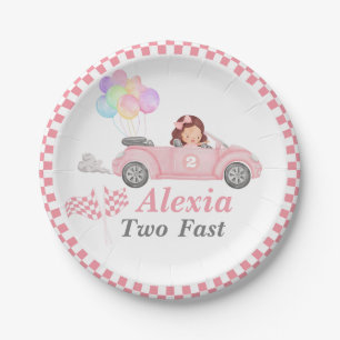 Zwei rasante Pink Race Girl am zweiten Tag wachsen Pappteller