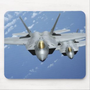 Zwei Raubvögel F-22 fliegen über den Pazifischen Mousepad