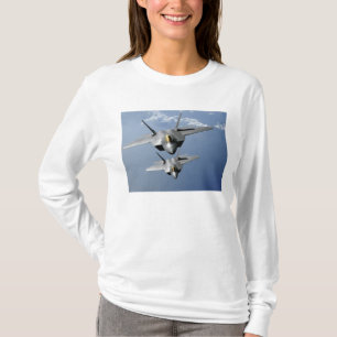 Zwei Raubvögel F-22 fliegen über den Pazifischen T-Shirt
