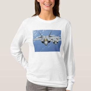 Zwei Raubvögel F-22 fliegen über den Pazifischen T-Shirt