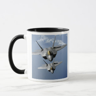 Zwei Raubvögel F-22 fliegen über den Pazifischen Tasse