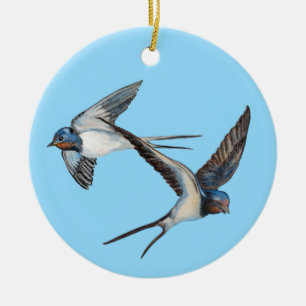 Zwei Rauchschwalben fliegen hoch in den blauen Him Keramik Ornament