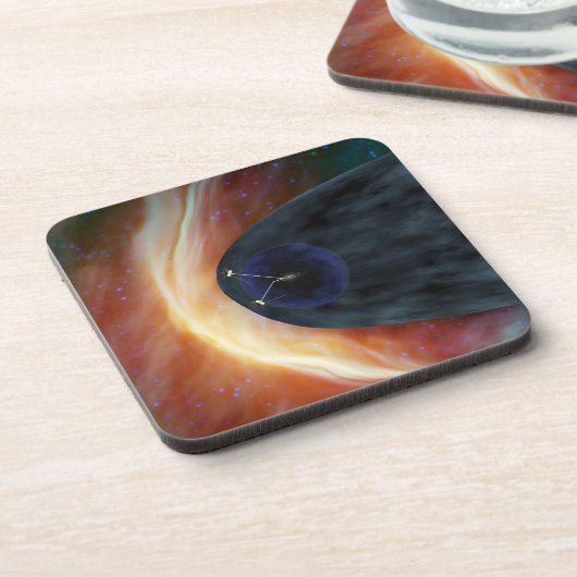 Zwei Raumschiffe der Voyager entdecken den turbule Getränkeuntersetzer (Linke Seite)