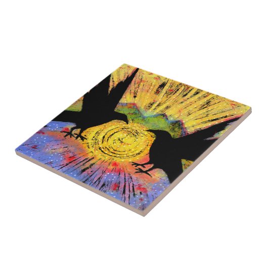 Zwei Ravens setzen und reflektieren auf der Sonnen Fliese (Seite)