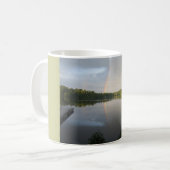 Zwei Regenbogen über pristine See Tasse (Vorderseite Links)