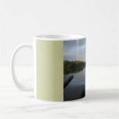 Zwei Regenbogen über pristine See Tasse (Links)