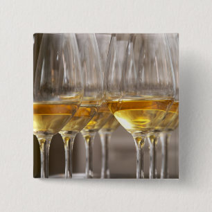 zwei Reihen von Weinschälchen mit saftigem Button