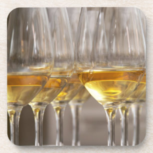zwei Reihen von Weinschälchen mit saftigem Untersetzer