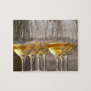 zwei Reihen von Weinschwenkern mit üppigem Puzzle