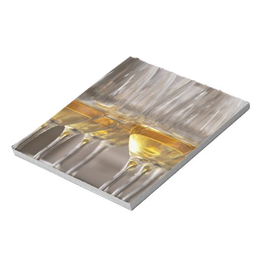 zwei Reihen Weinprobe Gläser mit leckeren Notizblock (Rotiert)