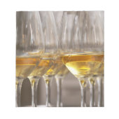 zwei Reihen Weinprobe Gläser mit leckeren Notizblock (Vorderseite)