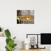 zwei Reihen Weinprobe Gläser mit leckeren Poster (Heimbüro)