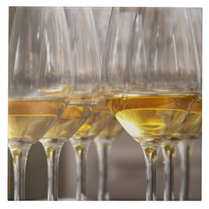 zwei Reihen Weinverkostungsbrille mit leckeren Fliese