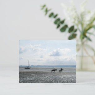 Zwei Reiter auf einem Strand bei Niedrigwasser – B Postkarte