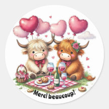 Zwei reizende Highland-Kühe, eine gebrochen weiß