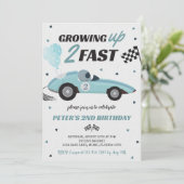 Zwei Rennwagen zum zweiten Geburtstag wachsen Einladung (Stehend Vorderseite)