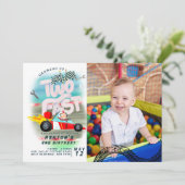 Zwei Rennwagen zum zweiten Geburtstag wachsen Einladung (Stehend Vorderseite)