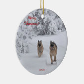 Zwei rettende deutsche Schäferhunde laufen im Schn Keramik Ornament (Rechts)