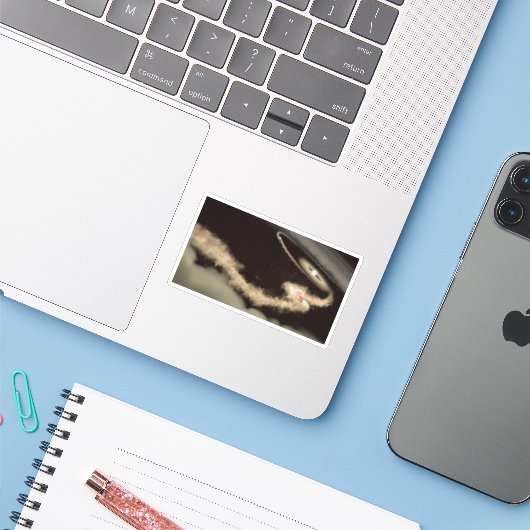 Zwei riesige Gasexoplanen, die einen jungen Star u Aufkleber (Laptop mit iPhone)