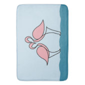 Zwei rosa Flamingos auf dem Wasser Badematte (Vorderseite Vertikal)