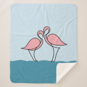 Zwei rosa Flamingos auf dem Wasser-Medium Sherpadecke (Vorderseite)