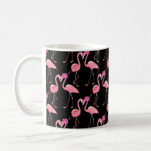 Zwei rosa Flamingos auf schwarzem Hintergrund. nah Kaffeetasse