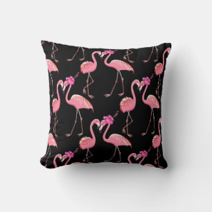 Zwei rosa Flamingos auf schwarzem Hintergrund. nah Kissen