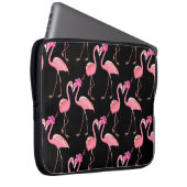 Zwei rosa Flamingos auf schwarzem Hintergrund. nah Laptopschutzhülle (Vorne Rechts)