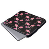 Zwei rosa Flamingos auf schwarzem Hintergrund. nah Laptopschutzhülle (Vorne Knopf)