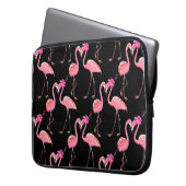 Zwei rosa Flamingos auf schwarzem Hintergrund. nah Laptopschutzhülle (Vorderseite Links)