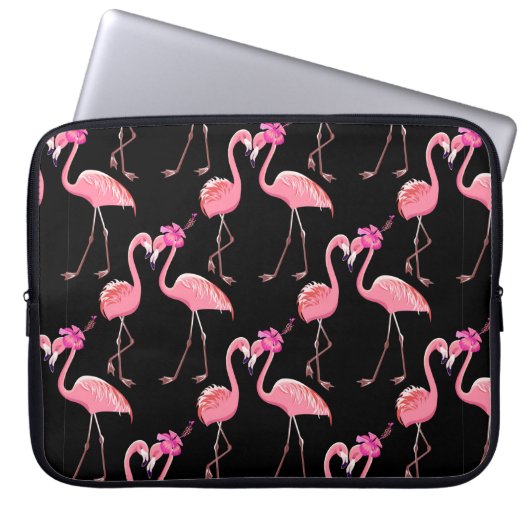 Zwei rosa Flamingos auf schwarzem Hintergrund. nah Laptopschutzhülle (Vorderseite)