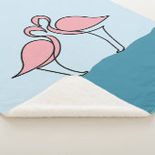 Zwei rosa Flamingos auf Wasser klein Sherpadecke (3/4)