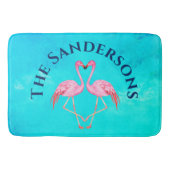 Zwei rosa Flamingos Badezimmer Monogramm Name Badematte (Vorderseite)