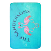 Zwei rosa Flamingos Badezimmer Monogramm Name Badematte (Vorderseite Vertikal)