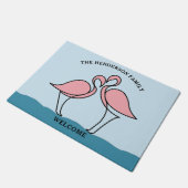Zwei rosa Flamingos Familienname Willkommen Fußmatte (Schrägansicht)