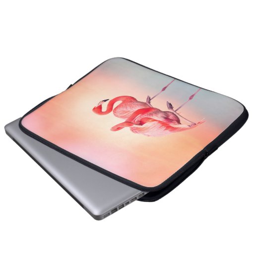 zwei rosa Flamingos im Wasser bei Sonnenuntergang, Laptopschutzhülle (Vorne Knopf)