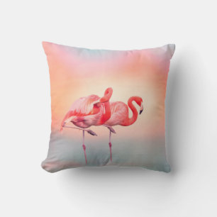 Zwei rosa Flamingos im Wasser bei SonnenuntergangF Kissen
