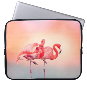 Zwei rosa Flamingos im Wasser bei SonnenuntergangF Laptopschutzhülle