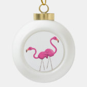 Zwei rosa Flamingos stehend Keramik Kugel-Ornament (Vorderseite)