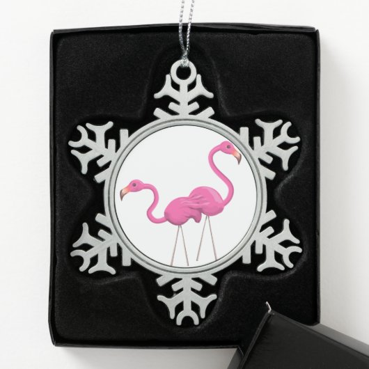 Zwei rosa Flamingos stehend Schneeflocken Zinn-Ornament (Box)