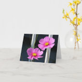 Zwei rosa Kosmos durch das Rennen Karte (Gelbe Blume)