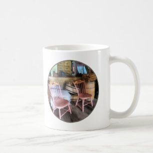 Zwei rosa Stühle im Allgemeinen im Handel Kaffeetasse