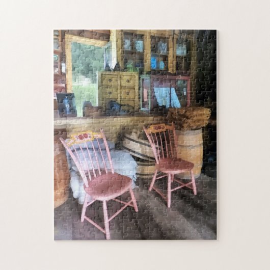 Zwei rosa Stühle im Allgemeinen im Handel Puzzle (Vertikal)