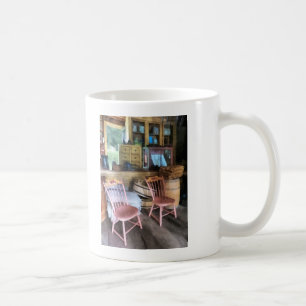 Zwei rosa Stühle im Gemischtwarenladen Kaffeetasse