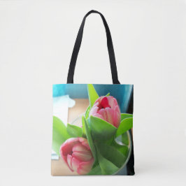 zwei rosa Tulips auf einem voll bedruckten Totbeut Tasche
