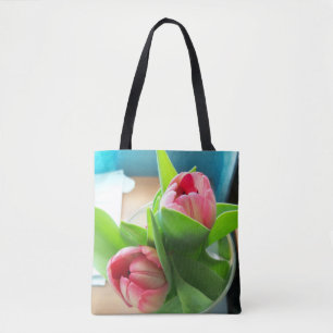 zwei rosa Tulips auf einem voll bedruckten Totbeut Tasche